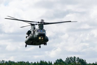 Liepaja, Letonya - 7 Ağustos 2022: Bir Kraliyet Hava Kuvvetleri Chinook Helikopteri Baltık Uluslararası Hava Gösterisi sırasında uçma potansiyelini sergiliyor