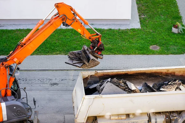 Orange Excavator Bucket Loads Old Pieces Asphalt White Dump Truck — Stock Photo, Image