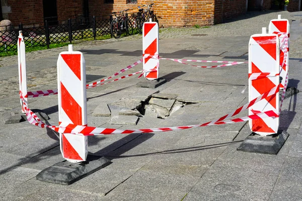 Crollo Delle Lastre Pavimentazione Sulla Strada Della Città Limitato Segnali — Foto Stock