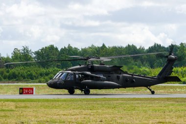 Liepaja, Letonya - 07 Ağustos 2022: Sikorsky UH-60 ABD ordusundan Kara Şahin askeri helikopteri Baltık Uluslararası Hava Gösterisi sırasında havaalanına indi