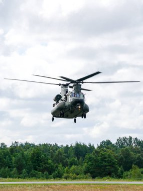 Liepaja, Letonya - 7 Ağustos 2022: Bir Kraliyet Hava Kuvvetleri Chinook Helikopteri Baltık Uluslararası Hava Gösterisi sırasında uçma potansiyelini sergiliyor