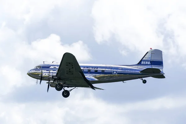 2022年8月7日 来自芬兰的Vintage Douglas Dc3客机在多云的天空背景下飞越Liepaja机场 — 图库照片