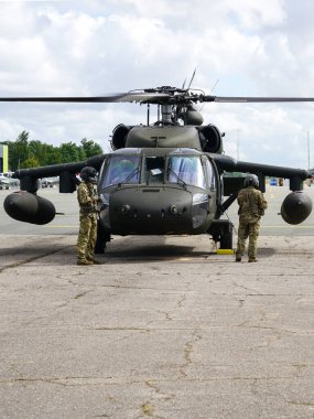 Liepaja, Letonya - 7 Ağustos 2022: ABD Ordusu Sikorsky UH-60 Kara Şahin askeri helikopteri Baltık Uluslararası Hava Gösterisi sırasında havaalanına indikten sonra