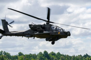 Liepaja, Letonya - 07 Ağustos 2022: AH-64D Apaçi saldırı helikopteri uçma potansiyelini sergiliyor