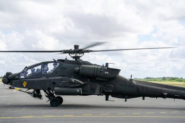 Liepaja, Letonya - 07 Ağustos 2022: AH-64D Apaçi saldırı helikopteri havalimanı pistine indikten sonra mürettebatla birlikte