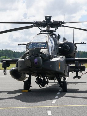Liepaja, Letonya - 07 Ağustos 2022: AH-64D Apaçi saldırı helikopteri havaalanı pistine indikten sonra