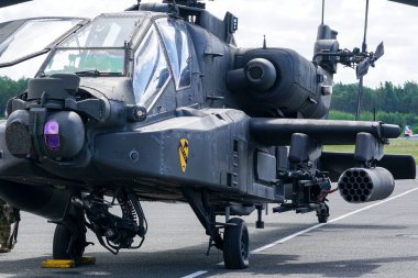 Liepaja, Letonya - 07 Ağustos 2022: AH-64D Apaçi saldırı helikopteri havaalanı pistine indikten sonra