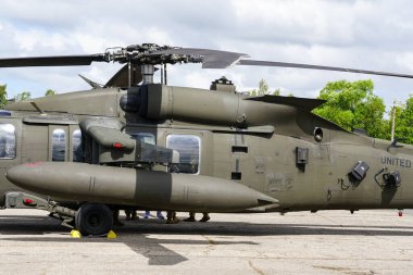 Liepaja, Letonya - 7 Ağustos 2022: ABD Ordusu Sikorsky UH-60 Kara Şahin askeri helikopteri havalimanına indikten sonra, yan görüş
