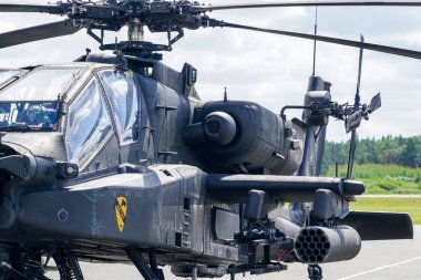 Liepaja, Letonya - 07 Ağustos 2022: AH-64D Apaçi saldırı helikopteri havaalanı pistine indikten sonra