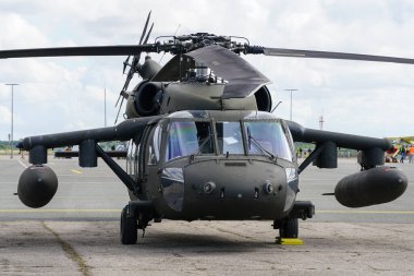 Liepaja, Letonya - 7 Ağustos 2022: ABD Ordusu Sikorsky UH-60 Kara Şahin askeri helikopteri havalimanına indikten sonra,