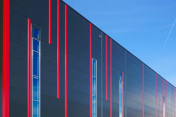 Fachada Paneles Sándwich Coloridos Diseño Moderno Con Rayas Verticales Rojas —  Fotos de Stock