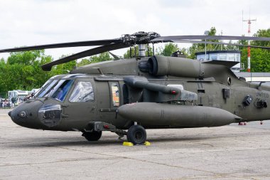Liepaja, Letonya - 7 Ağustos 2022: ABD Ordusu Sikorsky UH-60 Kara Şahin askeri helikopteri havalimanına indikten sonra, yan görüş
