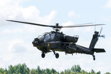 Liepaja, Letonya - 07 Ağustos 2022: AH-64D Apaçi saldırı helikopteri havaalanı pistine indi