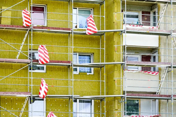 Värmeisolering Fasaden Lägenhetsbyggnad Med Tjocka Mineralplattor Stenull Med Hjälp Byggnadsställningar — Stockfoto