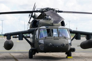 Liepaja, Letonya - 7 Ağustos 2022: ABD Ordusu Sikorsky UH-60 Kara Şahin askeri helikopteri havalimanına indikten sonra,