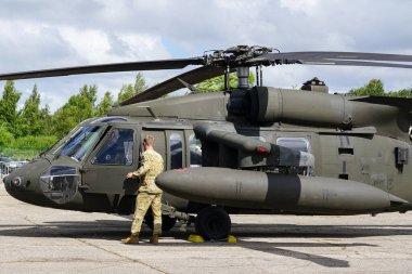 Liepaja, Letonya - 7 Ağustos 2022: ABD Ordusu Sikorsky UH-60 Kara Şahin askeri helikopteri havalimanına indikten sonra, yan görüş