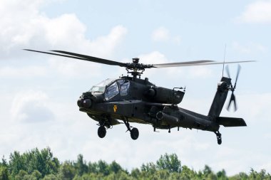 Liepaja, Letonya - 07 Ağustos 2022: AH-64D Apaçi saldırı helikopteri havaalanı pistine indi