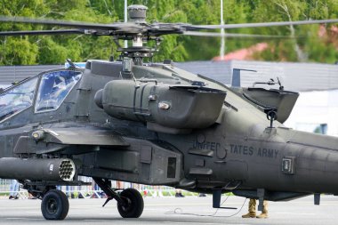 Liepaja, Letonya - 07 Ağustos 2022: AH-64D Apaçi saldırı helikopteri havalimanı pistine indikten sonra mürettebatla birlikte