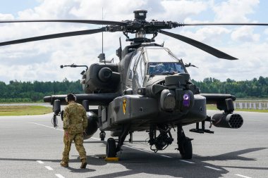 Liepaja, Letonya - 07 Ağustos 2022: AH-64D Apaçi saldırı helikopteri havaalanı pistine indikten sonra