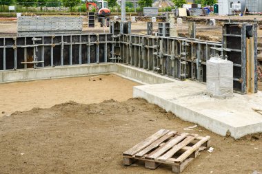 Sütun için beton taban, inşaat alanında döküm mekanizması ile somut biçimlendirme