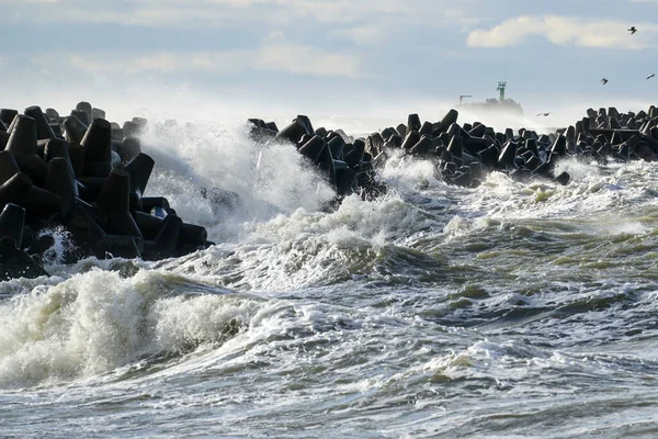 Μεγάλα Κύματα Σπάνε Πάνω Από Τείχος Του Λιμανιού Στη Βαλτική — Φωτογραφία Αρχείου