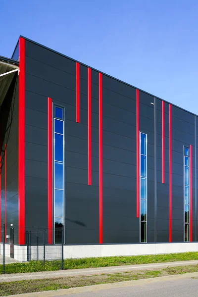 Fachada Paneles Sándwich Coloridos Diseño Moderno Con Rayas Verticales Rojas —  Fotos de Stock