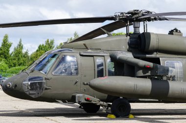 Liepaja, Letonya - 7 Ağustos 2022: ABD Ordusu Sikorsky UH-60 Kara Şahin askeri helikopteri havalimanına indikten sonra, ön görüş