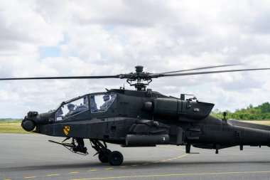Liepaja, Letonya - 07 Ağustos 2022: AH-64D Apaçi saldırı helikopteri havalimanı pistine indikten sonra mürettebatla birlikte