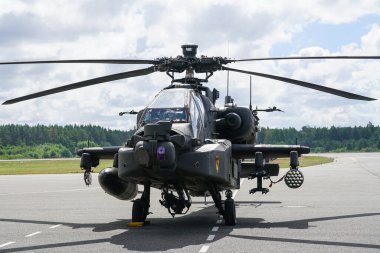 Liepaja, Letonya - 07 Ağustos 2022: AH-64D Apaçi saldırı helikopteri havaalanı pistine indikten sonra