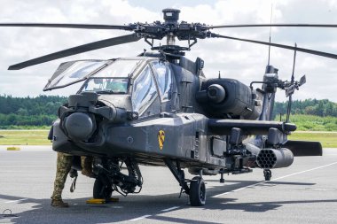 Liepaja, Letonya - 07 Ağustos 2022: AH-64D Apaçi saldırı helikopteri havalimanı pistine indikten sonra mürettebatla birlikte