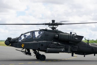 Liepaja, Letonya - 07 Ağustos 2022: AH-64D Apaçi saldırı helikopteri havalimanı pistine indikten sonra mürettebatla birlikte