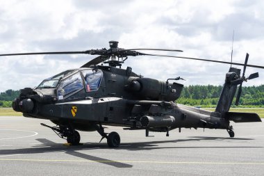 Liepaja, Letonya - 07 Ağustos 2022: AH-64D Apaçi saldırı helikopteri havaalanı pistine indikten sonra