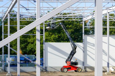 Yeni bina çelik çerçeve montajı kendinden itişli asansör platformu, tamamlanmamış depo binası