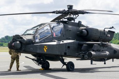 Liepaja, Letonya - 07 Ağustos 2022: AH-64D Apaçi saldırı helikopteri havalimanı pistine indikten sonra mürettebatla birlikte