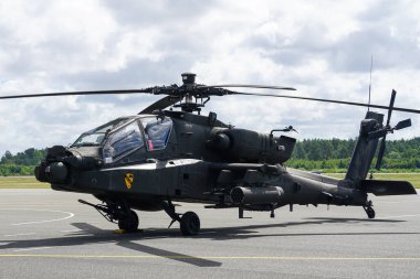 Liepaja, Letonya - 07 Ağustos 2022: AH-64D Apaçi saldırı helikopteri havaalanı pistine indikten sonra