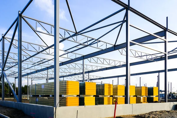 Yeni bir modern sanayi binasının cephesi için çelik çerçeve ve sandviç panelleri monte ettik.