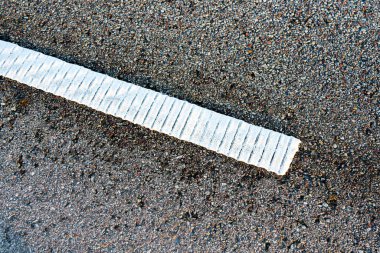 Trafik güvenlik unsuru, asfalttaki beyaz yol işaretleme çizgisi, şerit şeritleri, hat geçişi ses şeridi.