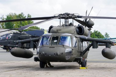 Liepaja, Letonya - 7 Ağustos 2022: ABD Ordusu Sikorsky UH-60 Kara Şahin ve Apaçi AH-64D askeri helikopterleri havalimanına indikten sonra,