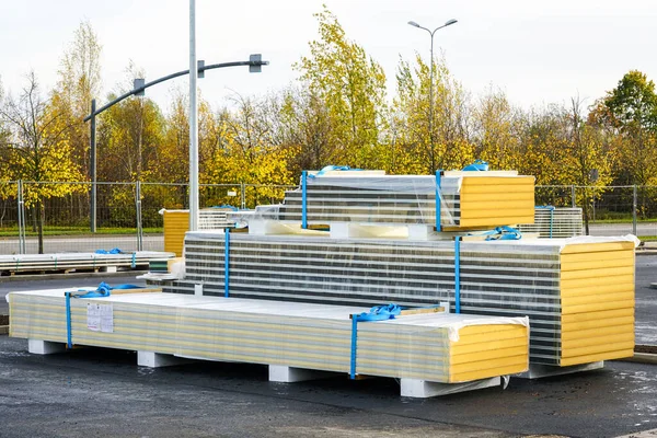 İnşaat alanında termal yalıtımlı sandviç panelleri teslim edilmiş.