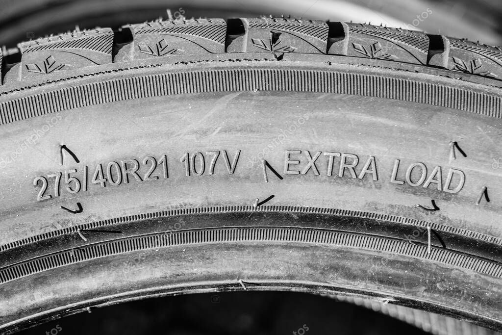 Vista lateral del neumático nuevo con la anchura del neumático, las