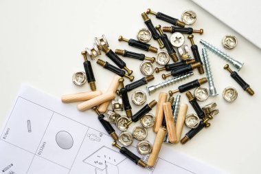Yeni beyaz kaplamalı yonga mobilya monte seti uygun vidalar, ahşap raptiyeler, bağlama ve montaj diyagramı