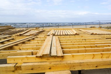 Baltık sahili kıyısında mevsimlik bir kafe için yeni bir ahşap döşeme inşaatı