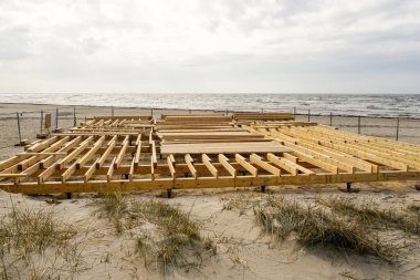 Baltık sahili kıyısında mevsimlik bir kafe için yeni bir ahşap döşeme inşaatı
