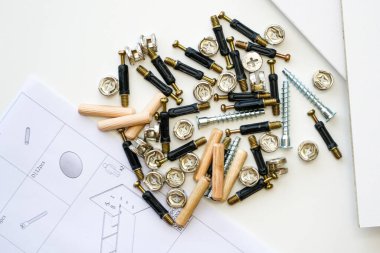 Yeni beyaz kaplamalı yonga mobilya monte seti uygun vidalar, ahşap raptiyeler, bağlama ve montaj diyagramı