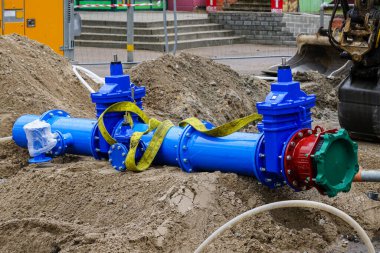 Şehrin yeni modern 300mm 'lik ana su boru hattı şehir sokaklarındaki yeraltı boru hattı sistemine bağlanmadan önce kapı valfleriyle birlikte.