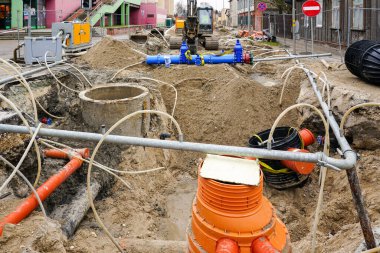 Şehir caddesindeki yeraltı boruları yenileme çukuru, su arıtma sistemi, kapı vanaları olan yeni boru hattı.