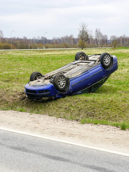 Miejsce Wypadku Samochodowego Samochód Osobowy Opuścił Drogę Przewrócił Się Kołami — Zdjęcie stockowe