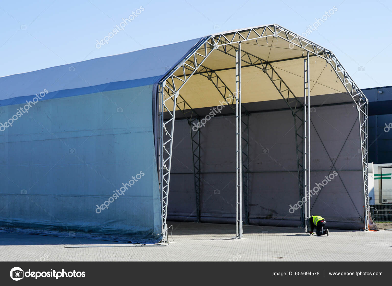 Hangar Tente Ossature Métallique Préfabriquée Non Fini Recouvert D'un Tissu  image libre de droit par zigmunds © #655694578