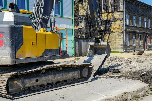 Big Yellow Crawler Excavator Use Bucket Breaks Old Asphalt Layer — Stock Photo, Image