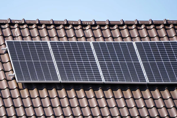 Fotovoltaické Solární Panely Namontované Obytném Domě Hnědé Kovové Dlaždice Střecha — Stock fotografie